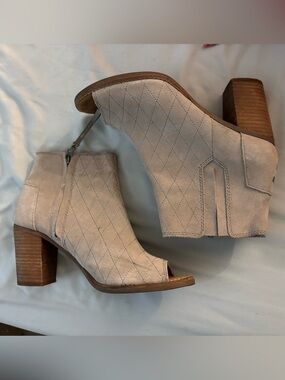 TOMS Majorca Quilted Suede Beige Leather Peep Open Toe Booties Heels Size 8.5